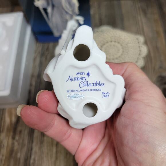 Vintage Avon Nativity The Shepherd Porcelain Figurine w Box 1983 - Picture 4 of 4